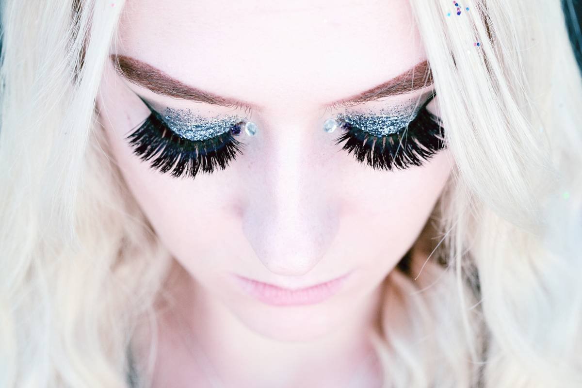 10 Festive Makeup Looks That Actually Last Through Midnight Toasts (And Tears of Joy)