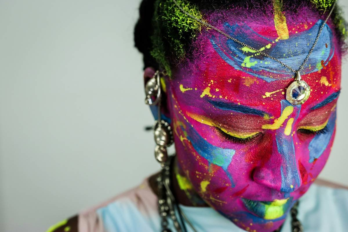 Festival Makeup That Lasts All Day (Without Melting Into a Glittery Mess)