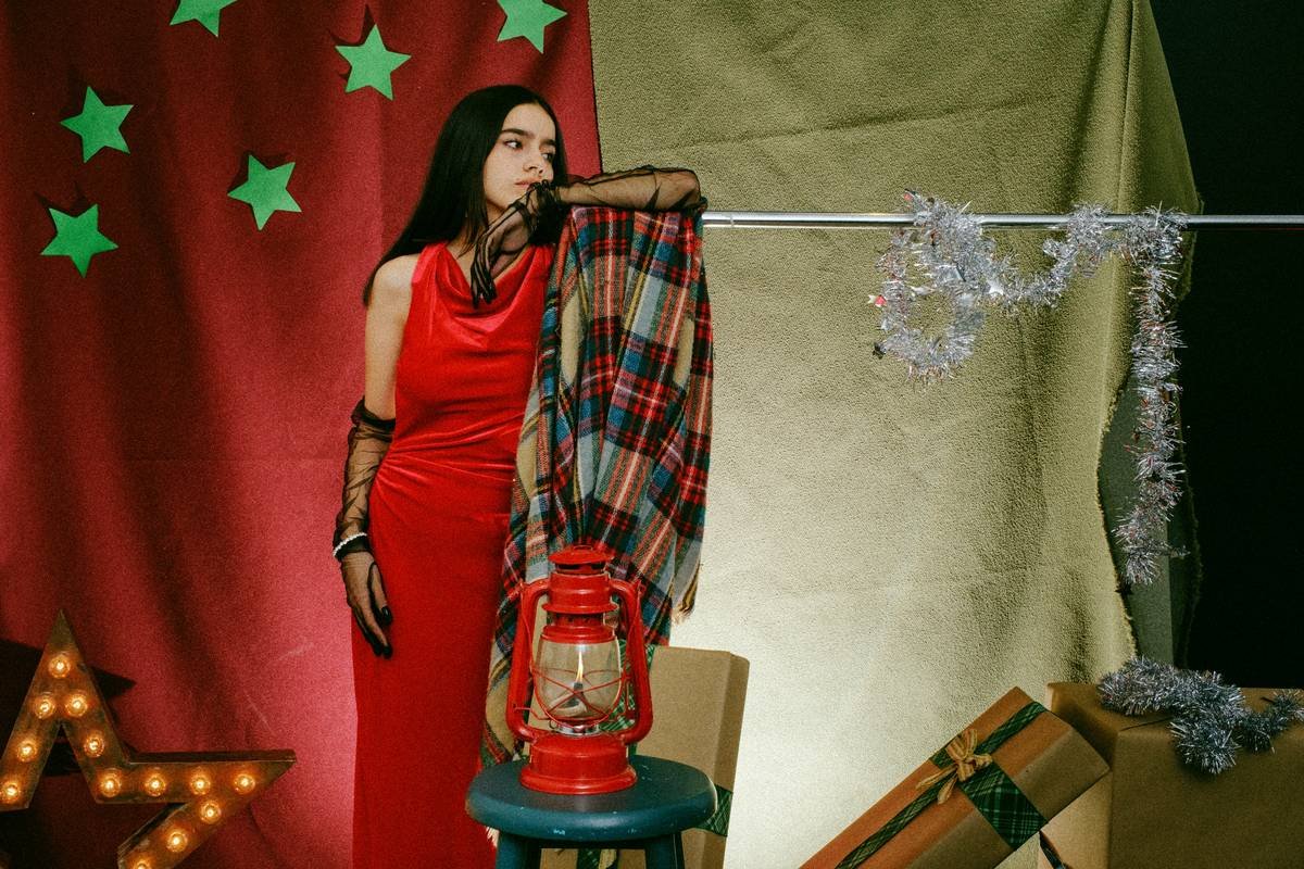 Holiday Season Makeup That Actually Lasts Through Midnight Toasts (and Aunt Carol’s Hugs)