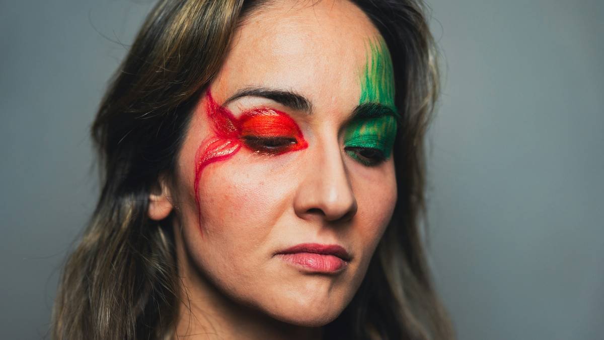 Infographic showing how heat, sweat, UV rays, and friction degrade makeup over 8 hours at music festivals