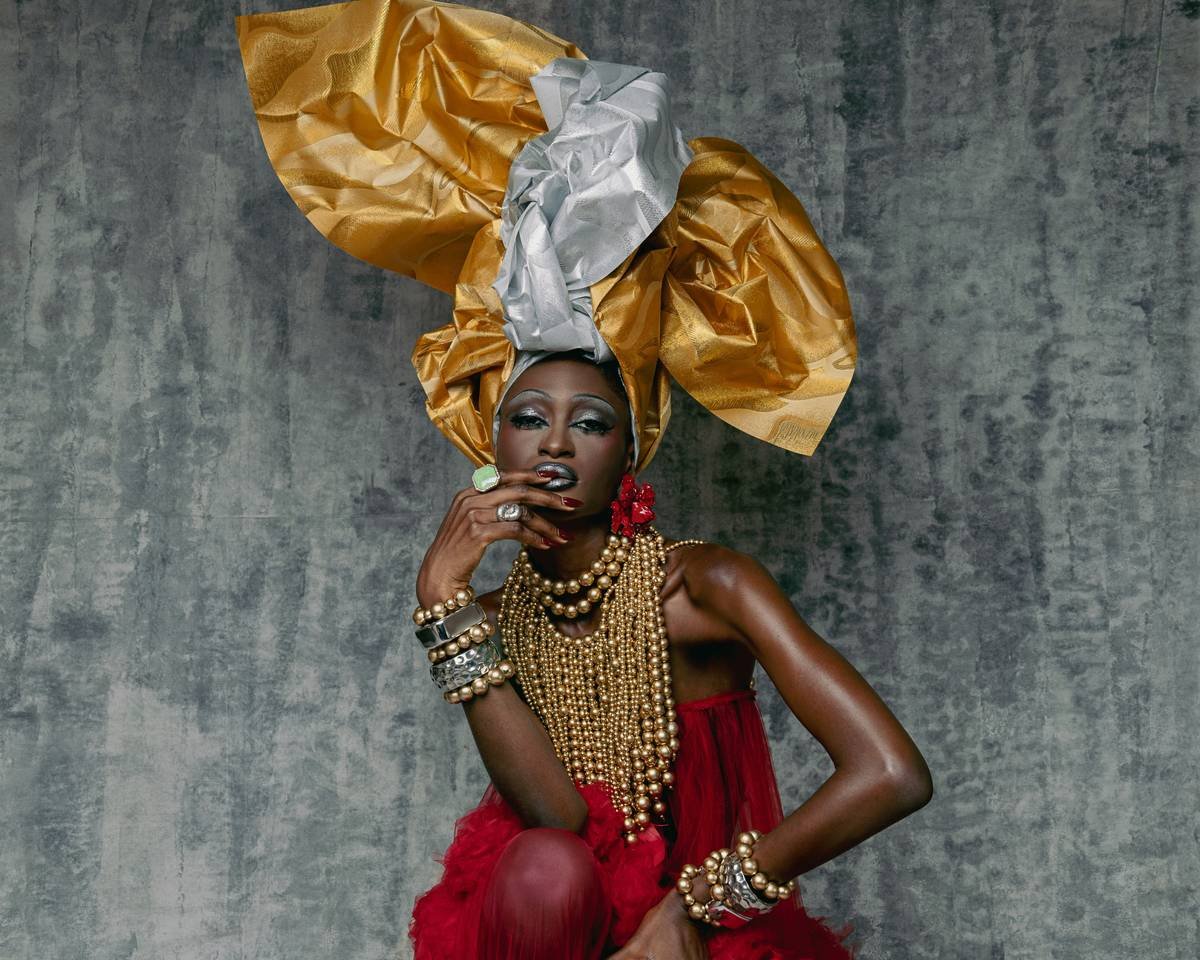 Flawless party makeup for dark skin featuring golden bronze eyeshadow and bold berry lips