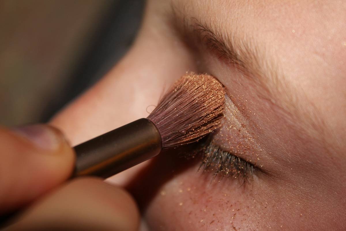 Festive Eye Makeup That Actually Lasts Through Midnight Toasts (And Tears of Joy)