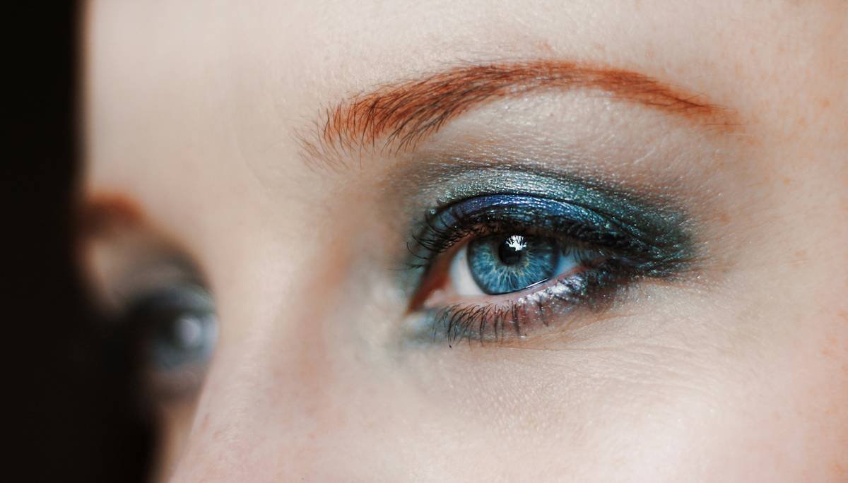 Long-lasting festive makeup trends with waterproof eyeliner and setting spray technique