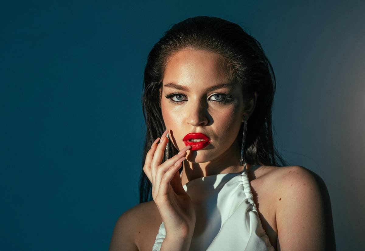 How to Master Glamorous Party Makeup That Turns Heads (Without Melting by Midnight)