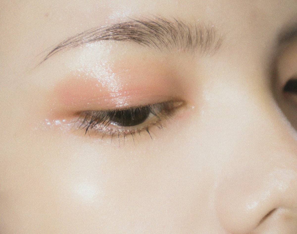 step-by-step festive makeup ideas showing double-mist setting technique in action